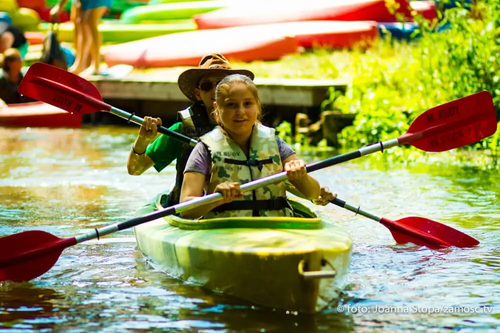 Spływ kajakowy na rzece Wieprz - uczestnicy na tle pięknej przyrody