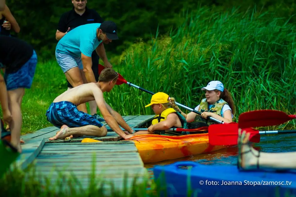Spływ kajakowy na rzece Wieprz - uczestnicy na tle pięknej przyrody