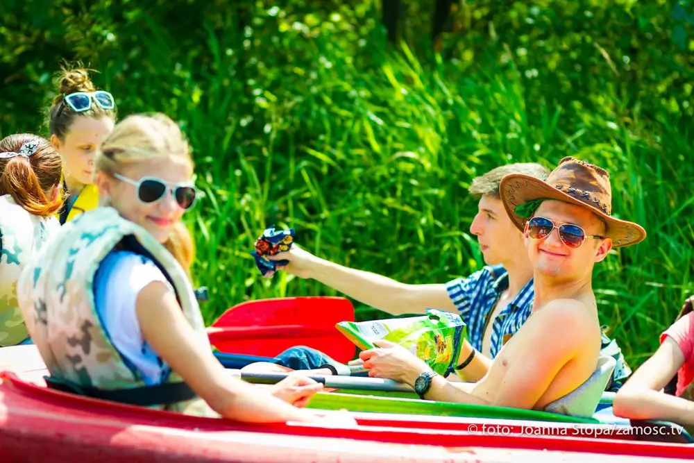Spływ kajakowy na rzece Wieprz - uczestnicy na tle pięknej przyrody