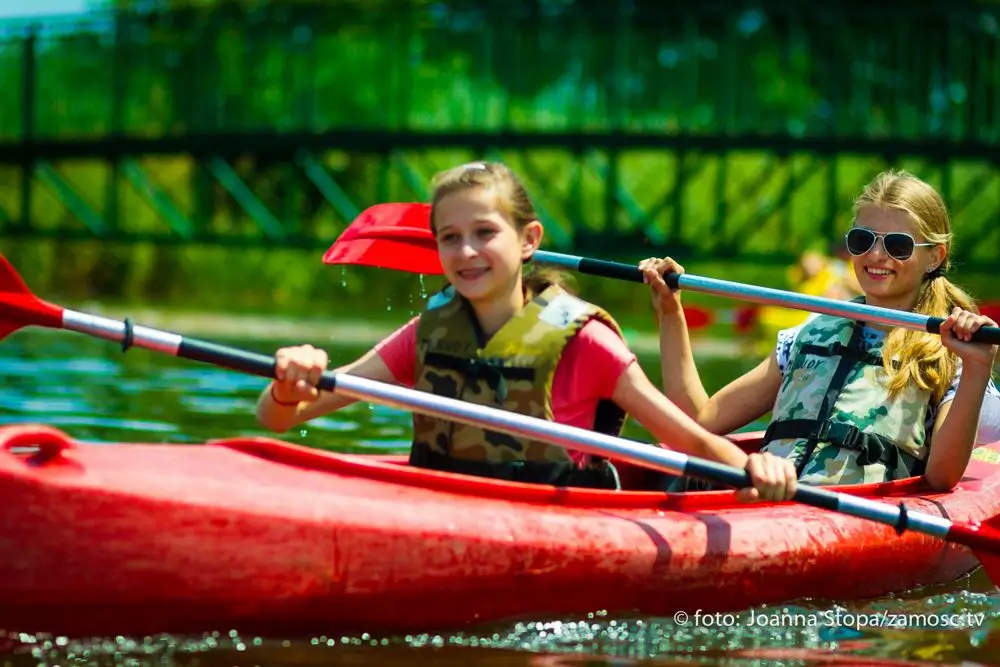 Spływ kajakowy na rzece Wieprz - uczestnicy na tle pięknej przyrody