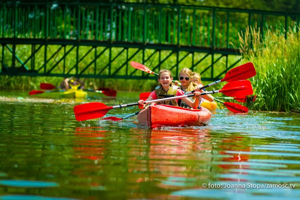 Spływ kajakowy na rzece Wieprz - uczestnicy na tle pięknej przyrody