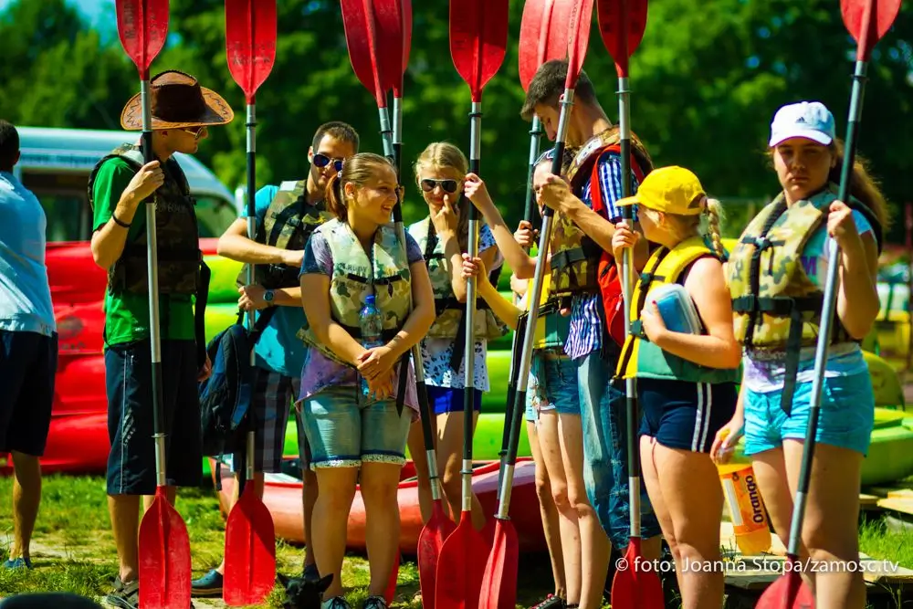 Spływ kajakowy na rzece Wieprz - uczestnicy na tle pięknej przyrody