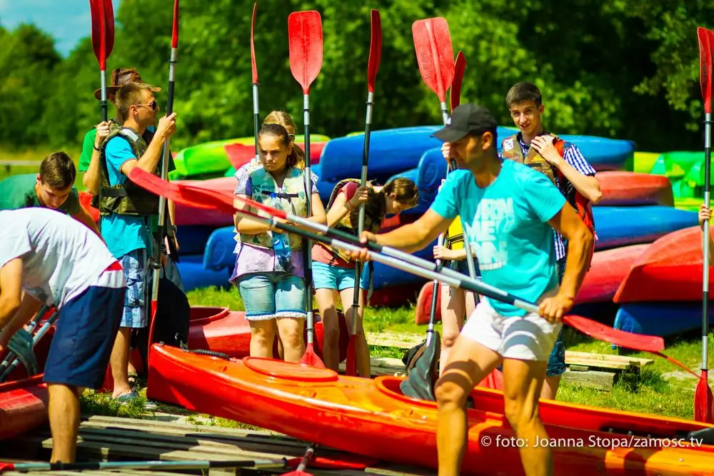 Spływ kajakowy na rzece Wieprz - uczestnicy na tle pięknej przyrody