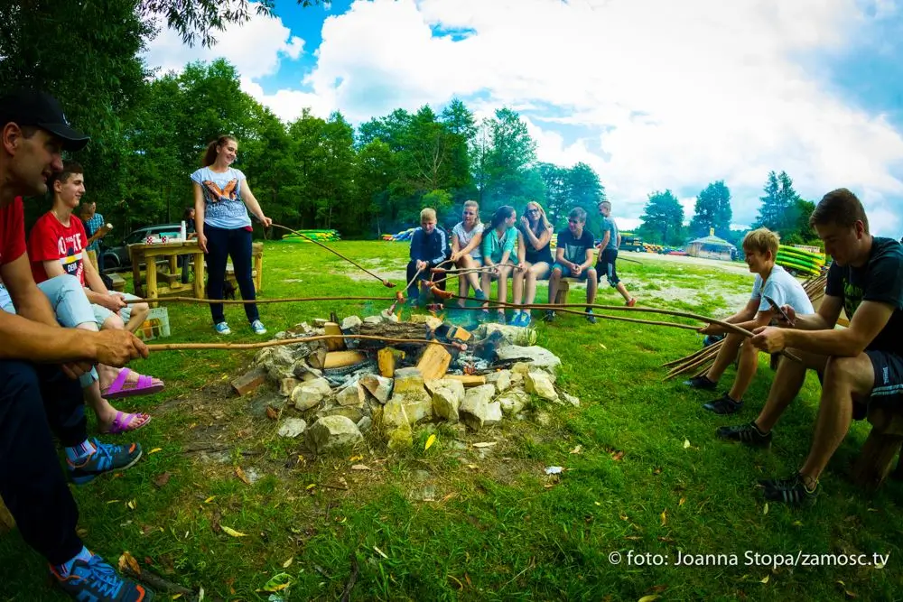Spływ kajakowy na rzece Wieprz - uczestnicy na tle pięknej przyrody