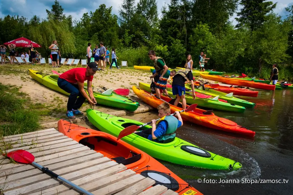 Spływ kajakowy na rzece Wieprz - uczestnicy na tle pięknej przyrody