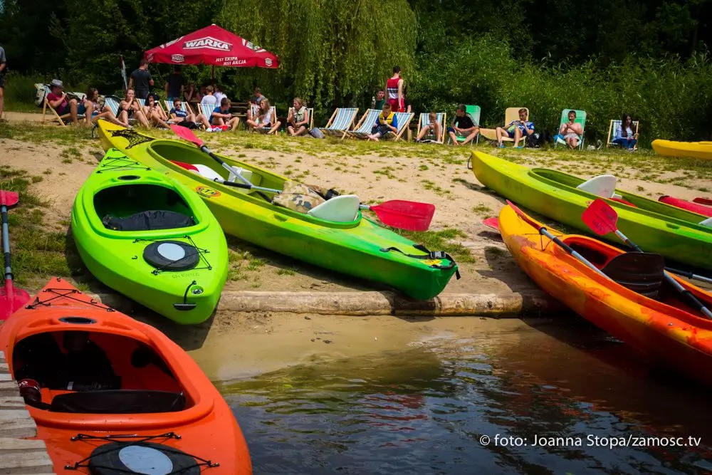 Spływ kajakowy na rzece Wieprz - uczestnicy na tle pięknej przyrody