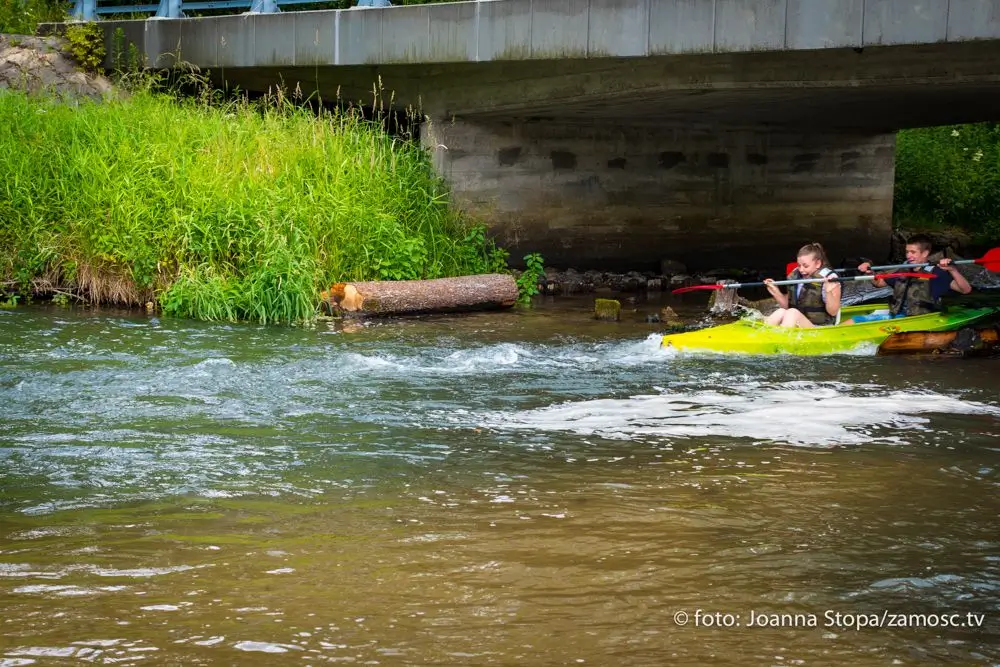 Spływ kajakowy na rzece Wieprz - uczestnicy na tle pięknej przyrody