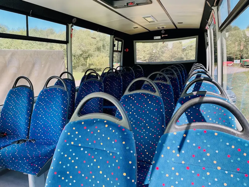 Wnętrze autobus do przewozu uczetników grup szkolnych