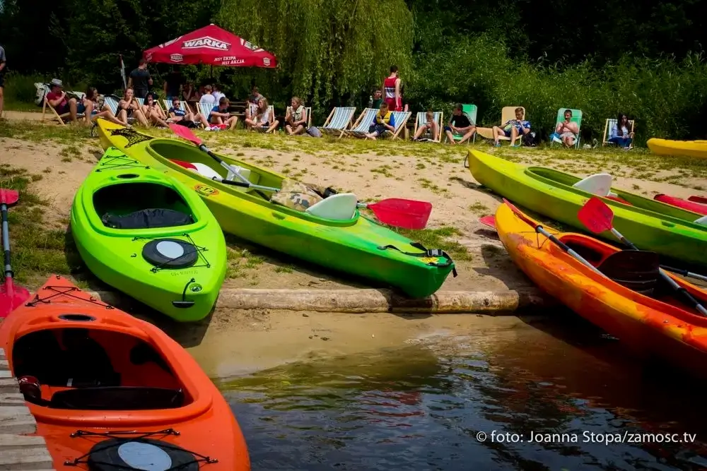 Rodzina z dziećmi w kapokach podczas bezpiecznego spływu na Roztoczu.