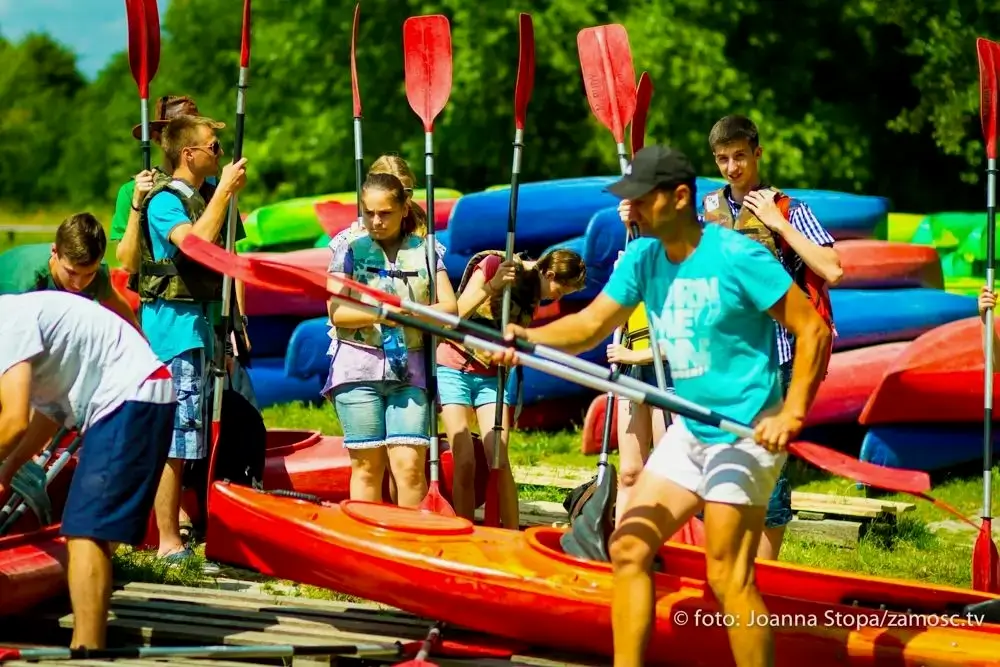 Grupa turystów podczas spływu kajakowego na Roztoczu.