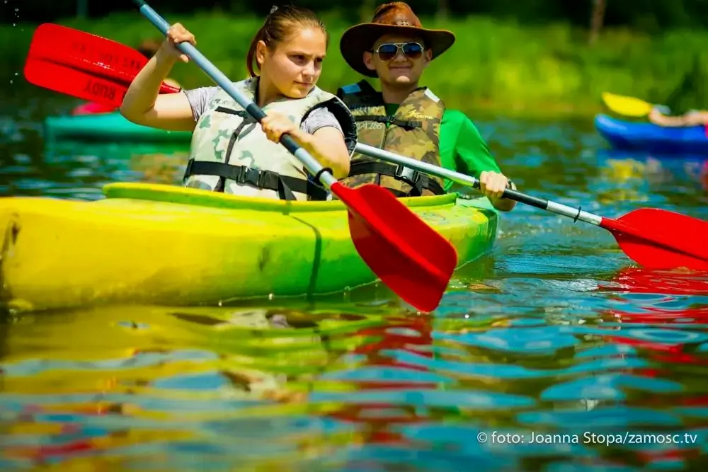 Komfortowe kajaki dwuosobowe z oparciami dostępne w wypożyczalni.