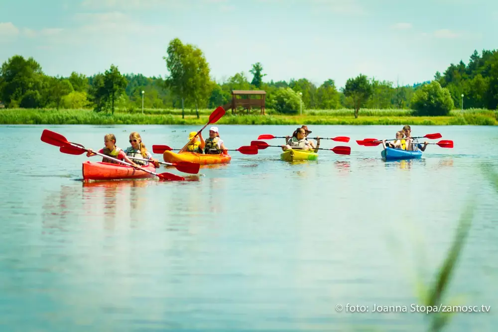 Spływ kajakowy w Zwierzyńcu malowniczą rzeką Wieprz.