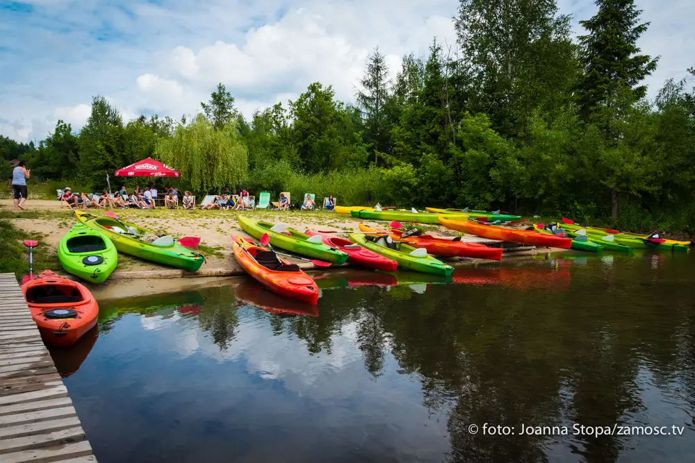 Kajaki przy zalewie Rudka w Zwierzyńcu, miejsce odpoczynku.