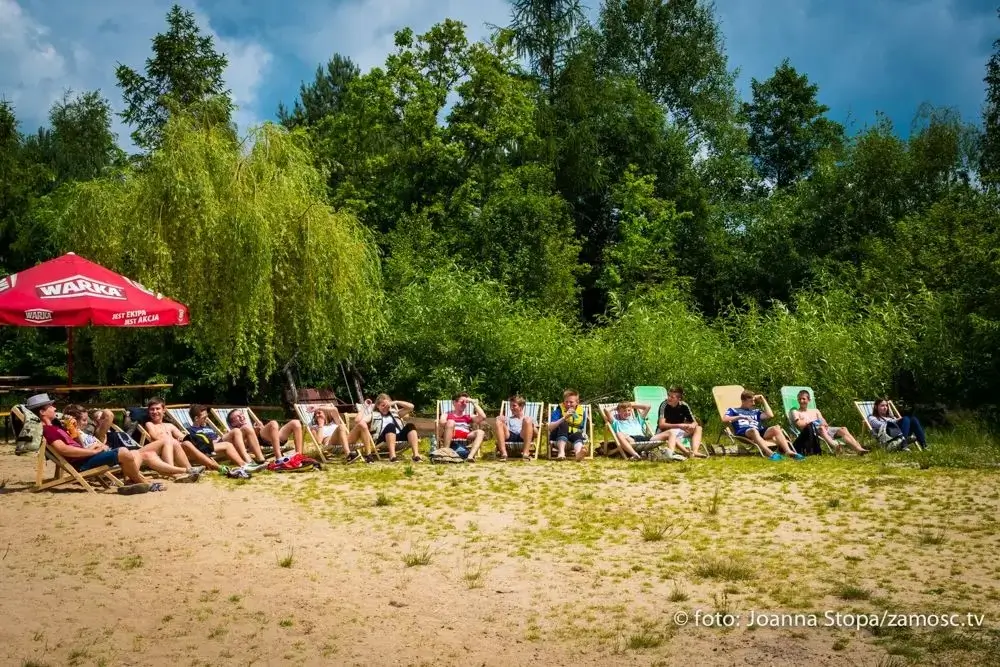 Paczka znajomych wspólnie spędzająca czas na kajakach.