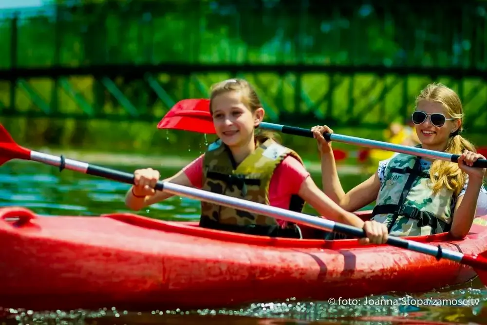 Moment wodowania kajaków na rzece Wieprz przed rozpoczęciem spływu.